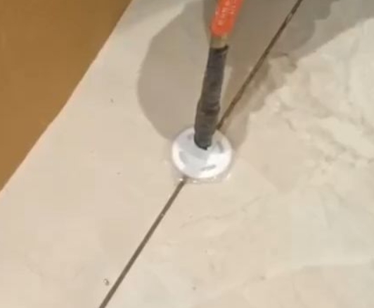 盐亭瓷砖空鼓维修公司专业解答瓷砖在铺贴过程中，如果没有涂抹均匀到位的粘结材料（如水泥砂浆或瓷砖胶），可能会导致以下问题